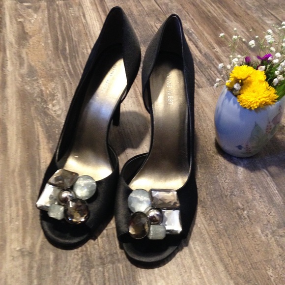 ❤️ 3 for $10! Nine West satin jeweled heels - Picture 1 of 7